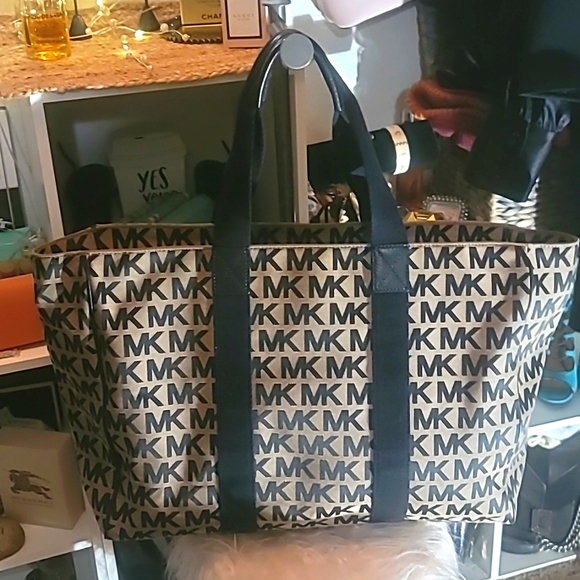 LARGE Michael Kors Weekender Bag - Picture 4 of 6